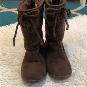 Brown fluffy boots